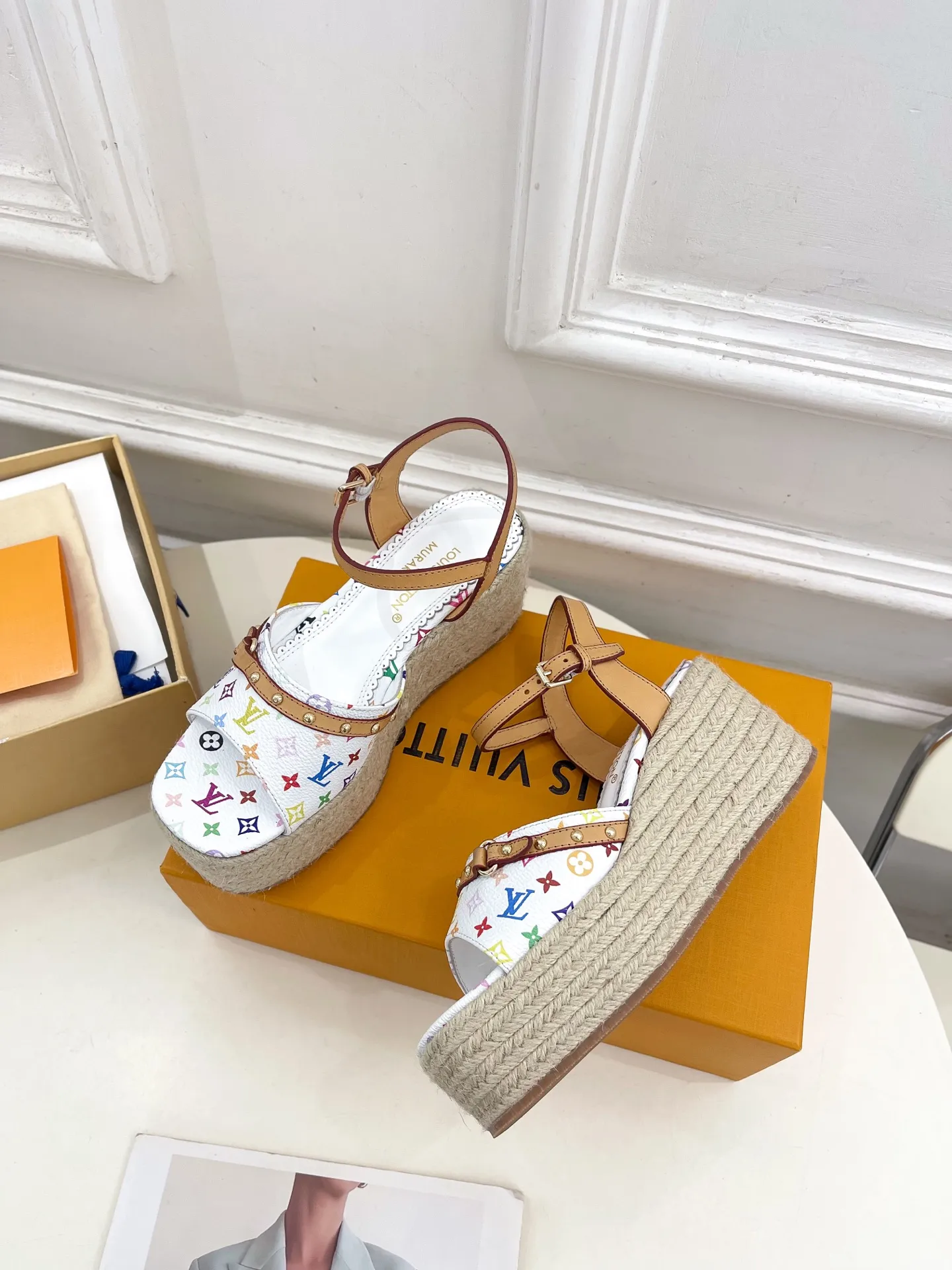 👟👟Ex-factory price 620👟👟 | Louis Vuitton 25𝐬𝐬 🧡💚2025 spring and summer new model top version‼ ️The original version is the same. The counter features the latest LV Full of high-end feel! A popular model among bloggers at home and abroad, it’s retro and fashionable and looks amazing on your feet! Mainly recommended model on the official website★ ━━━━━ ЅᏇєєt ━━━━━ ▪️Upper: Original customized cowhide print ▪️Lining: imported sheepskin lining ▪️Outsole: original molded outsole ▪️Heel height: 8cm, water platform 4.5cm ▪️Shoe size: 35-39 (customized for 40, 41)